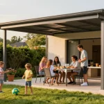 Moderne Terrassenüberdachungen für eine einladende Gartenatmosphäre.